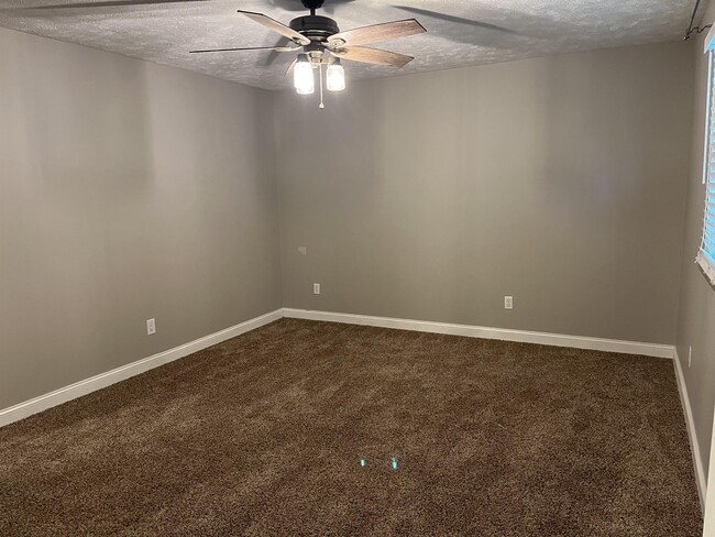 Building Photo - 2731 Birdwell Dr