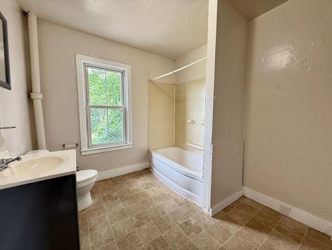 Building Photo - Spacious 2 Bedroom Home FOR RENT in Millvi...