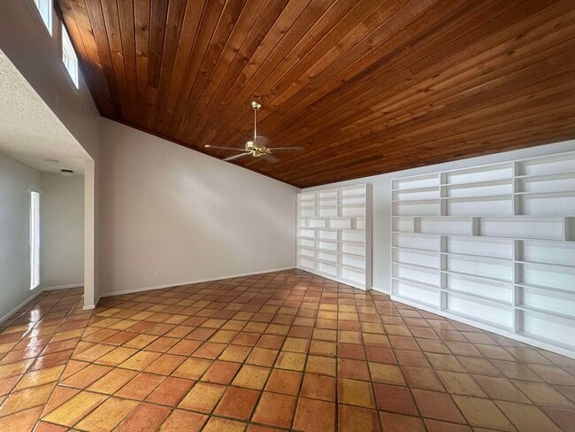 Building Photo - 1047 Manor Dr