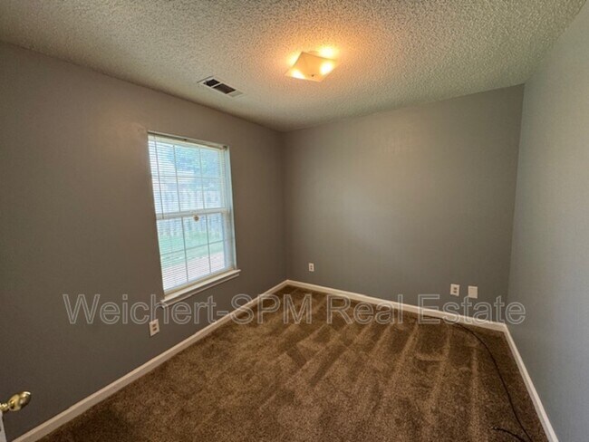 Building Photo - 2627 Bay Pointe Cir E