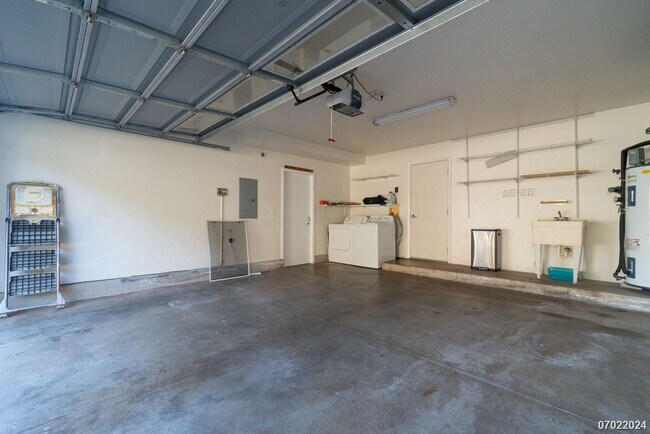Building Photo - Immaculate 3bd/2.5 SF Home With Upstairs O...