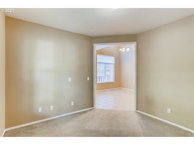 Building Photo - 5683 NE Daventry St