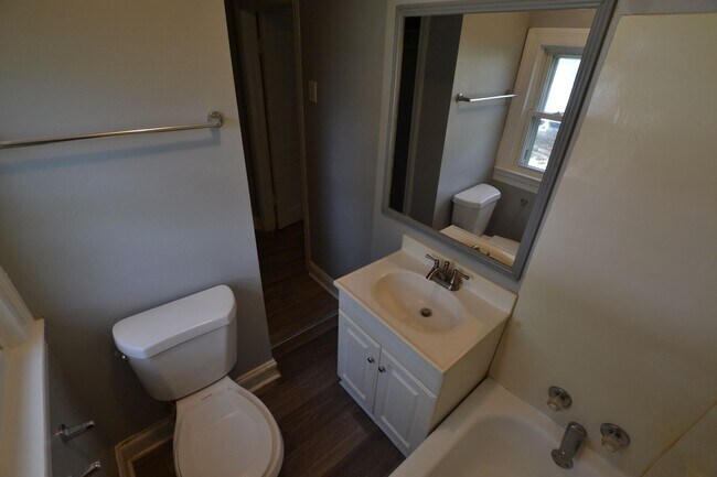 Building Photo - Updated, 3 bedroom, 2 bath home on treed lot in coveted Brownsfield Community