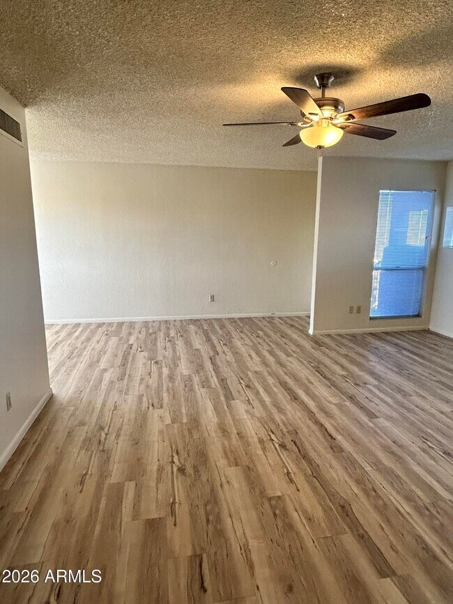 Building Photo - 2652 E Oakleaf Dr