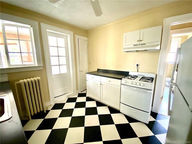 Building Photo - 512 Townsend Ave