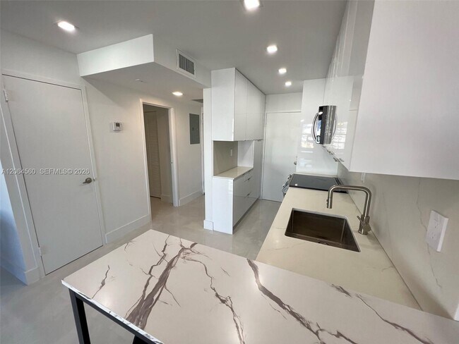 Building Photo - 2899 Collins Ave