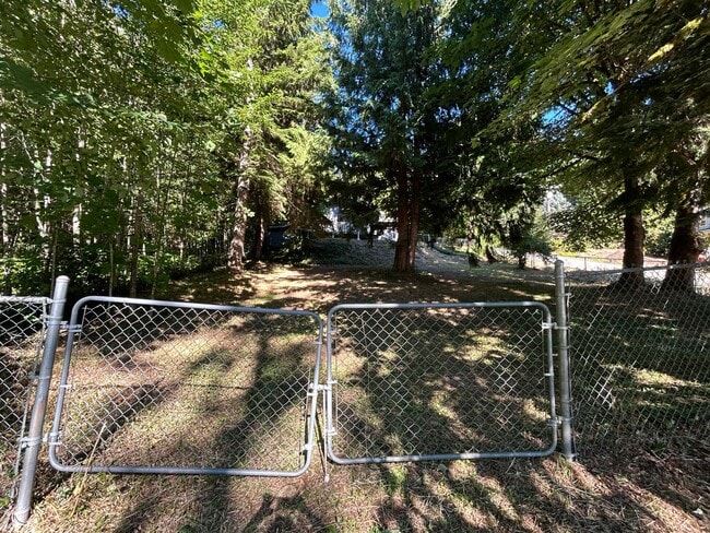 Building Photo - Two Bedroom One Bathroom House for Rent with Large Yard