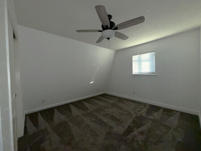 Building Photo - 4-bedroom, 2-bathroom home located in the vibrant city of Visalia, CA.