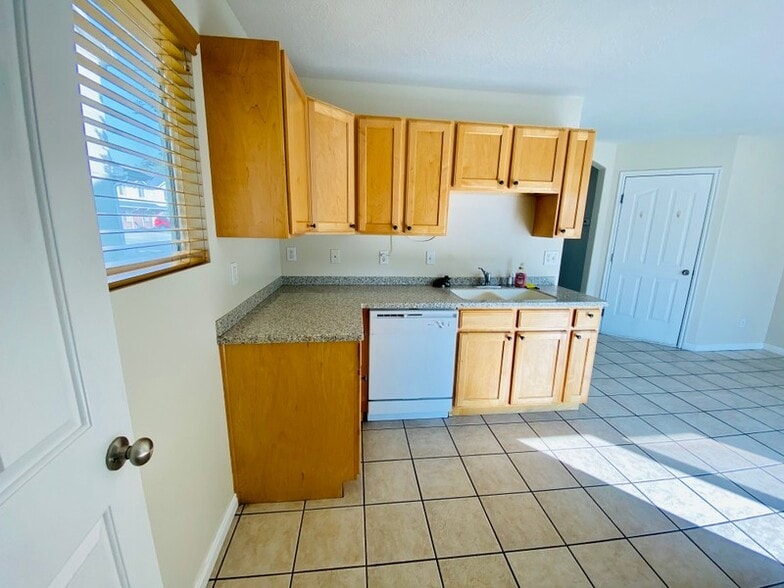Building Photo - 428 E Park Oak Pl