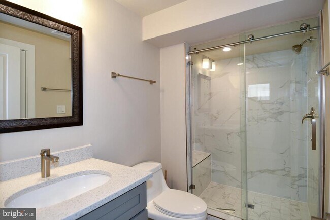 Building Photo - 901 Lawrence St NE