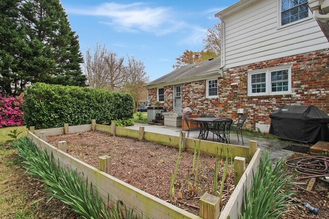 Building Photo - 427 Elizabeth Lake Dr