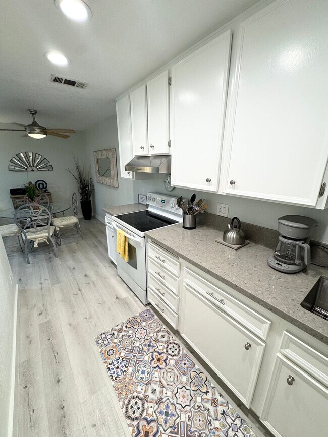 Building Photo - Long Term - Beautifully Updated 1 Bedroom Condo in Palm Springs Villas II