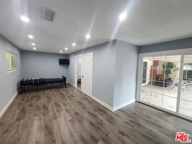 Building Photo - 11665 Babbitt Ave