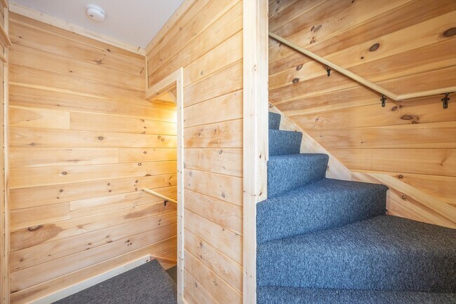 Building Photo - 584 Mt Hope St