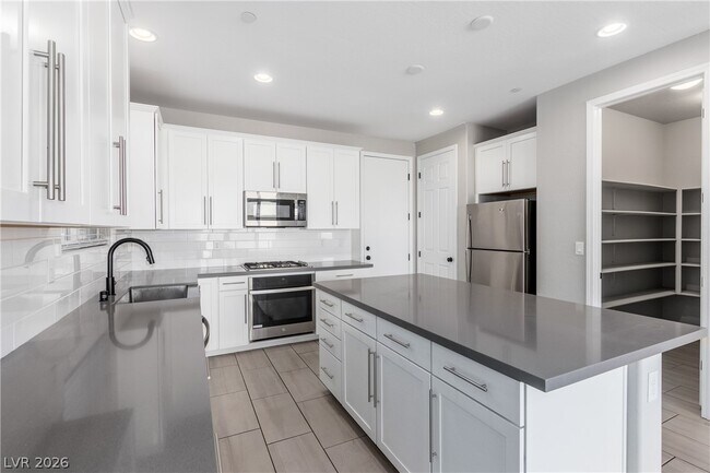 Building Photo - 204 Rondeau Ave