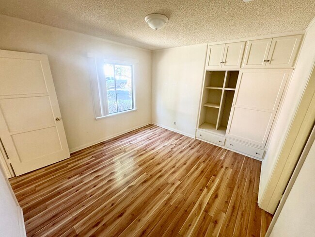 Building Photo - Spacious 2 bedroom, 2 bathroom