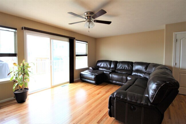 Building Photo - 3 Bed/ 2.5 Bath Townhome close to the interstate - Available 06/08/2026