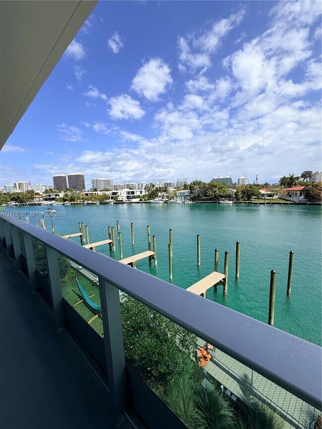 Building Photo - 9221 E Bay Harbor Dr