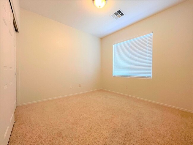 Building Photo - LIGHT, BRIGHT AND OPEN UPSTAIRS UNIT!