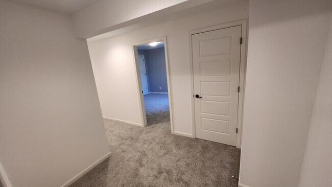 Building Photo - Newly constructed Maintenance provided 3 bed 2.5 bath