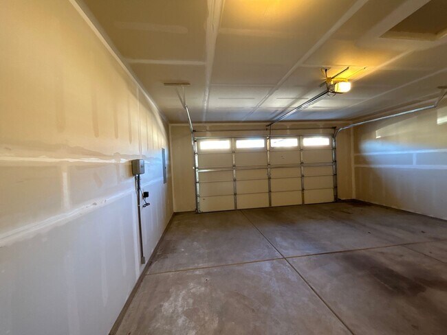 Building Photo - Beautiful 3 Bedroom Home in Tuscany Pines