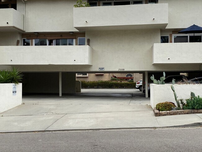 Building Photo - Lovely 2 Bedroom, 2 Bathroom Condo!