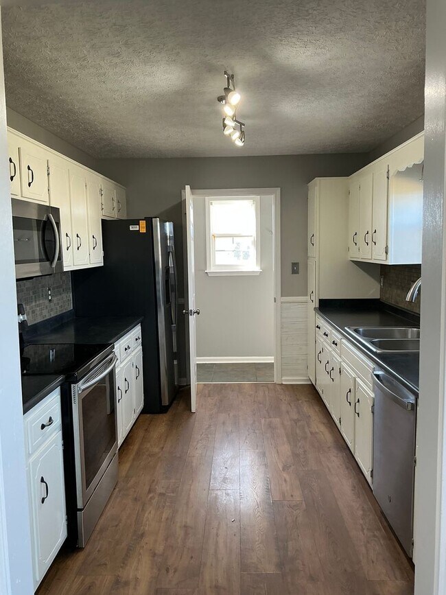 Building Photo - 714 Shetland Dr