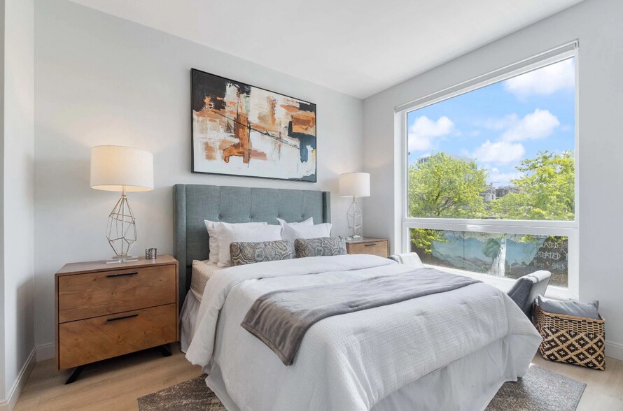 Building Photo - 948 W Sunnyside Ave