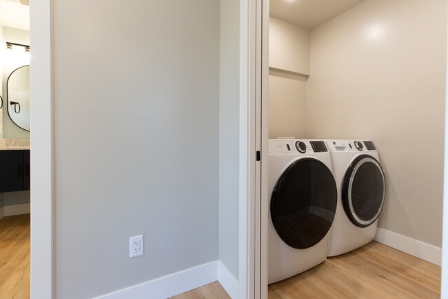 Building Photo - 5377 Remington Dr