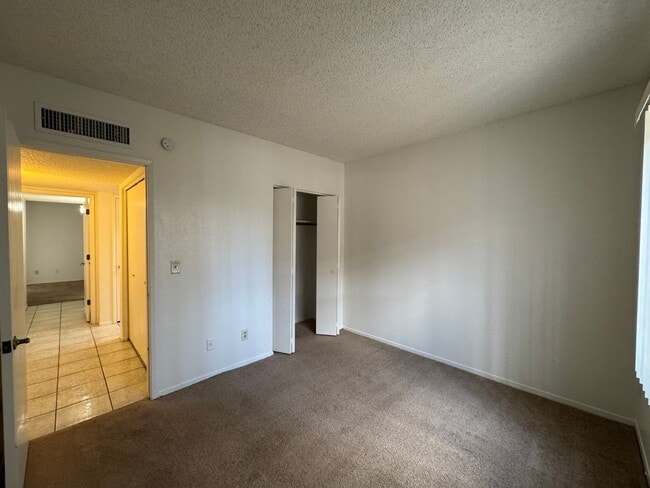 Building Photo - 2Bdm 2Ba towhome, great location! call today!