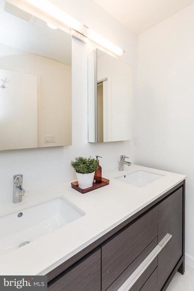 Building Photo - 2559 Amber St