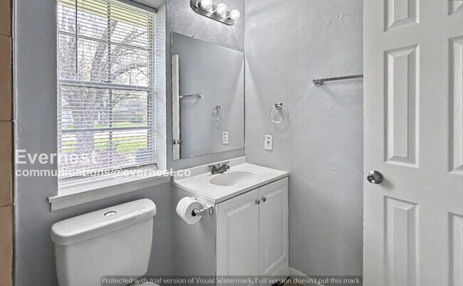 Building Photo - 3 Bed, 2 Bath Home with Fenced Yard & Garage / Pet-Friendly / Available Now!