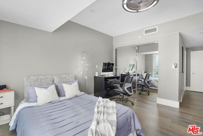 Building Photo - 13600 Marina Pointe Dr