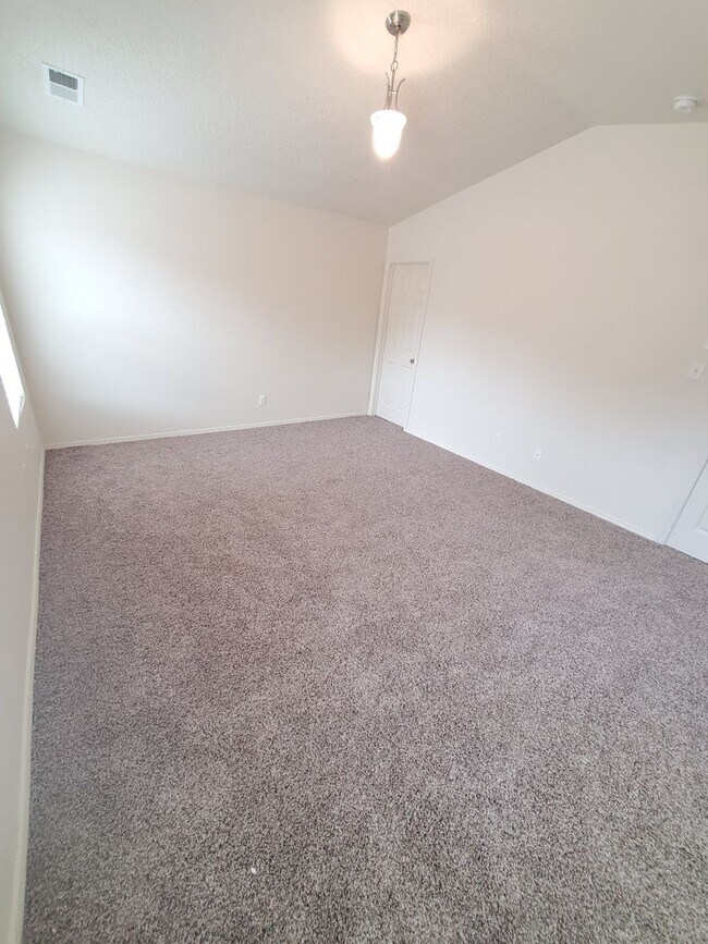 Building Photo - 3 bed 2 bath 1800 sq ft in Huning Ranch!