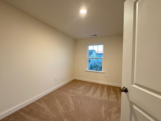 Building Photo - Come see this lovely townhome in a desirab...