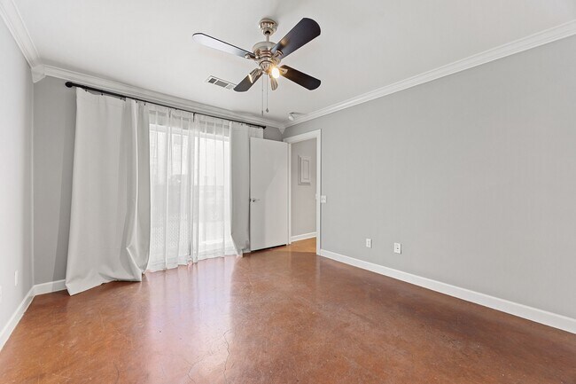 Building Photo - 913 Robin St