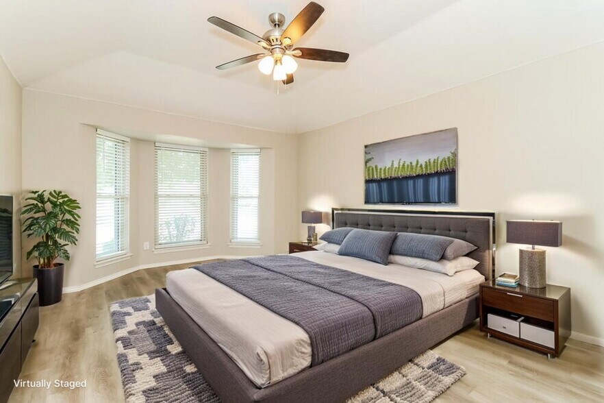 Building Photo - 726 Victoria Dr