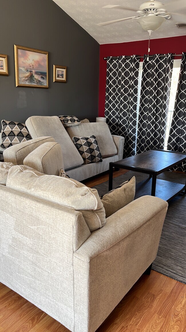 Building Photo - 4611 Court Yard Dr