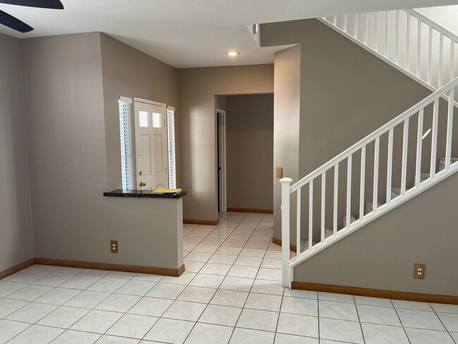 Building Photo - Spacious 4 Bedroom Townhouse Style Condo i...