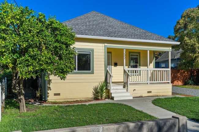 Building Photo - Welcoming 3-Bedroom, 1-Bath Single-Family Home