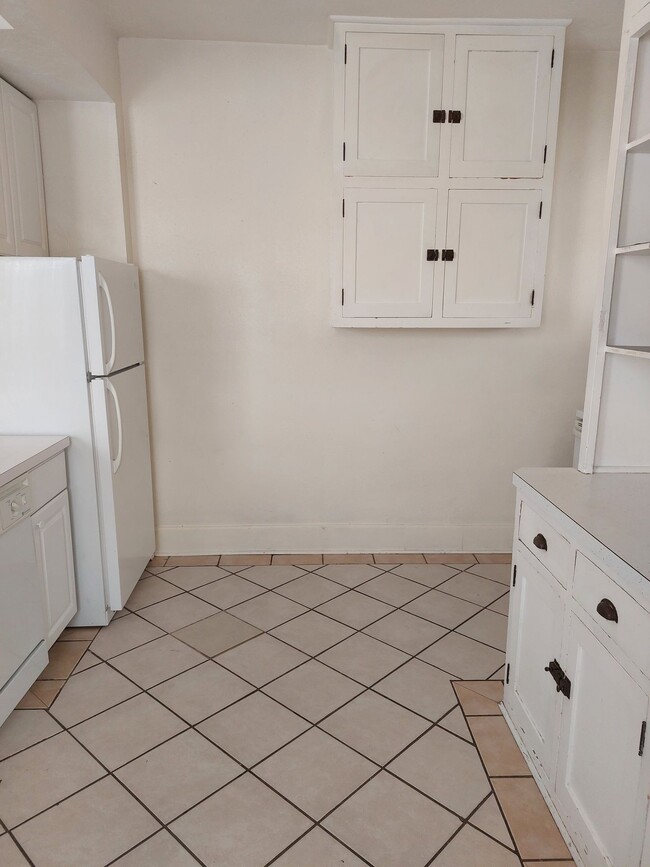 Building Photo - College Housing - 4 bedrooms