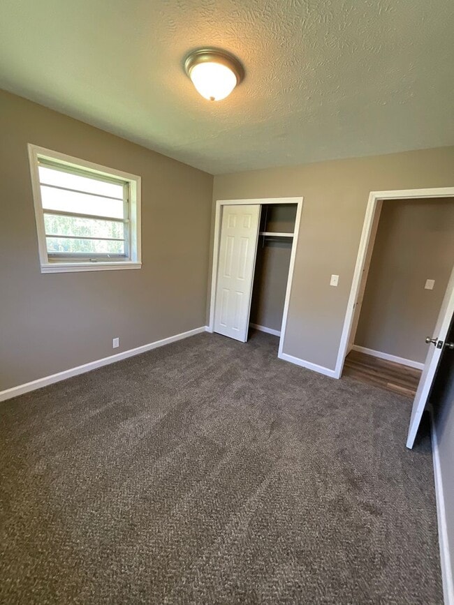 Building Photo - 3 bedroom 2 bathroom house for rent