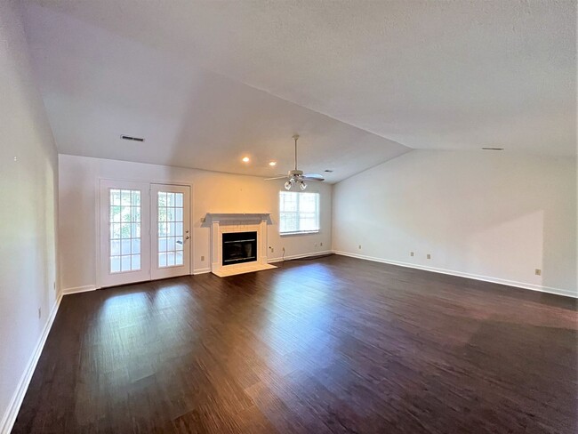 Building Photo - BEAUTIFUL 2 BEDROOM CONDO AVAILABLE IN FAR...