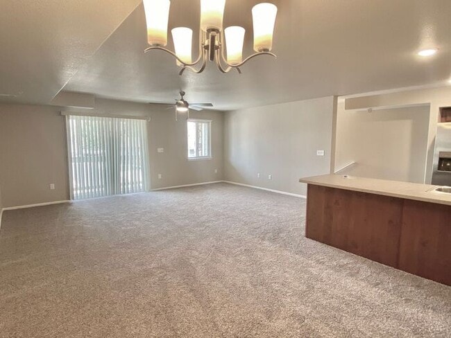 Building Photo - West Greeley Townhome with Garage!
