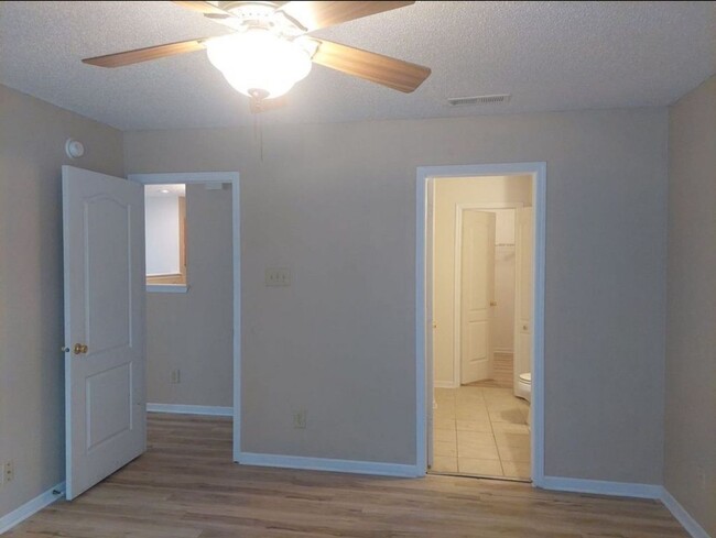 Building Photo - Benjamin Crossing....3 Bedroom 2 Bath