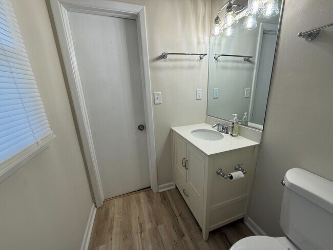 Building Photo - 828 Willow Pl
