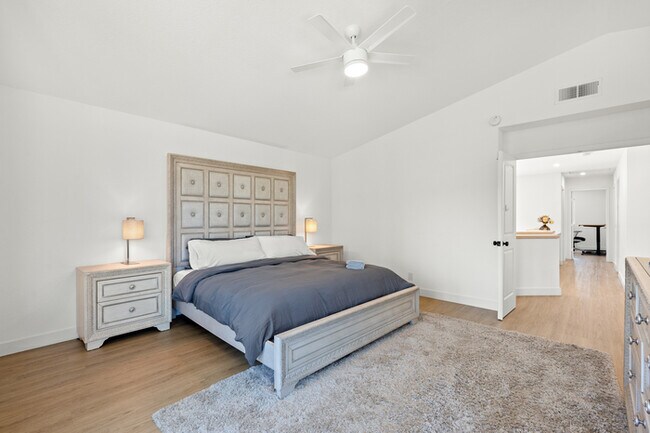 Building Photo - Luxe Spacious Home Near Parks Fully Equipped
