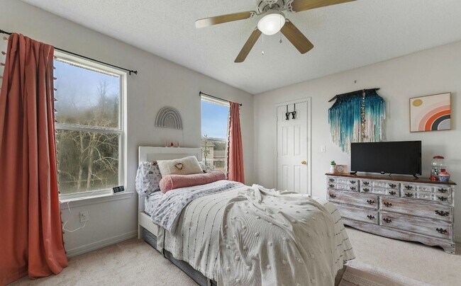 Building Photo - Updated 4 bedroom 2.5 bath home in Ocean Springs!