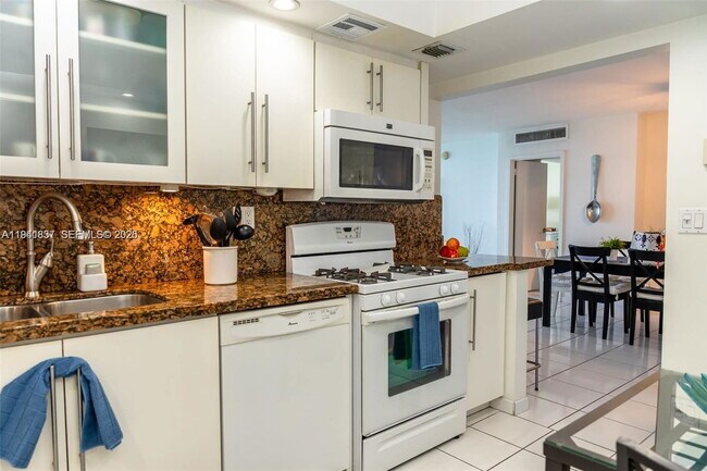 Building Photo - 3140 S Ocean Dr