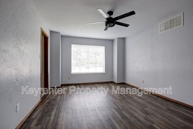 Building Photo - 1701 Oakhurst Ave